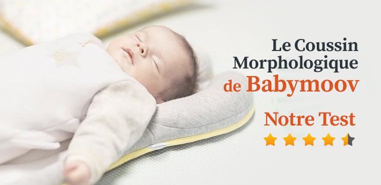 bébé endormi dans un coussin réducteur