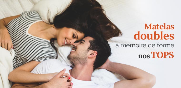Un couple dort dans un grand lit