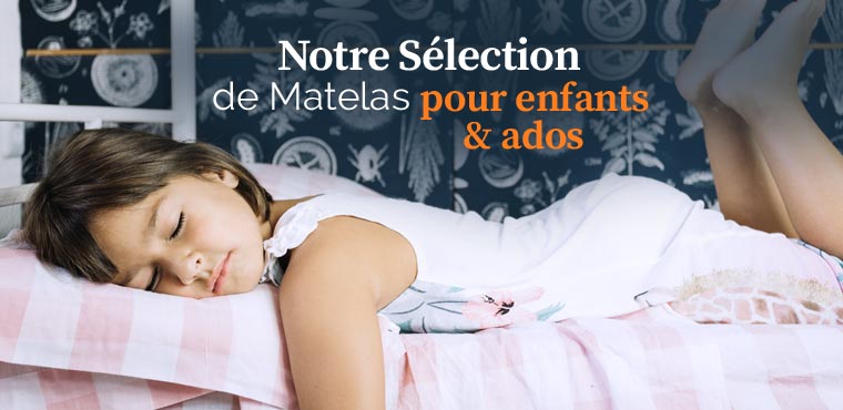 une petite fille dort dans son lit simple